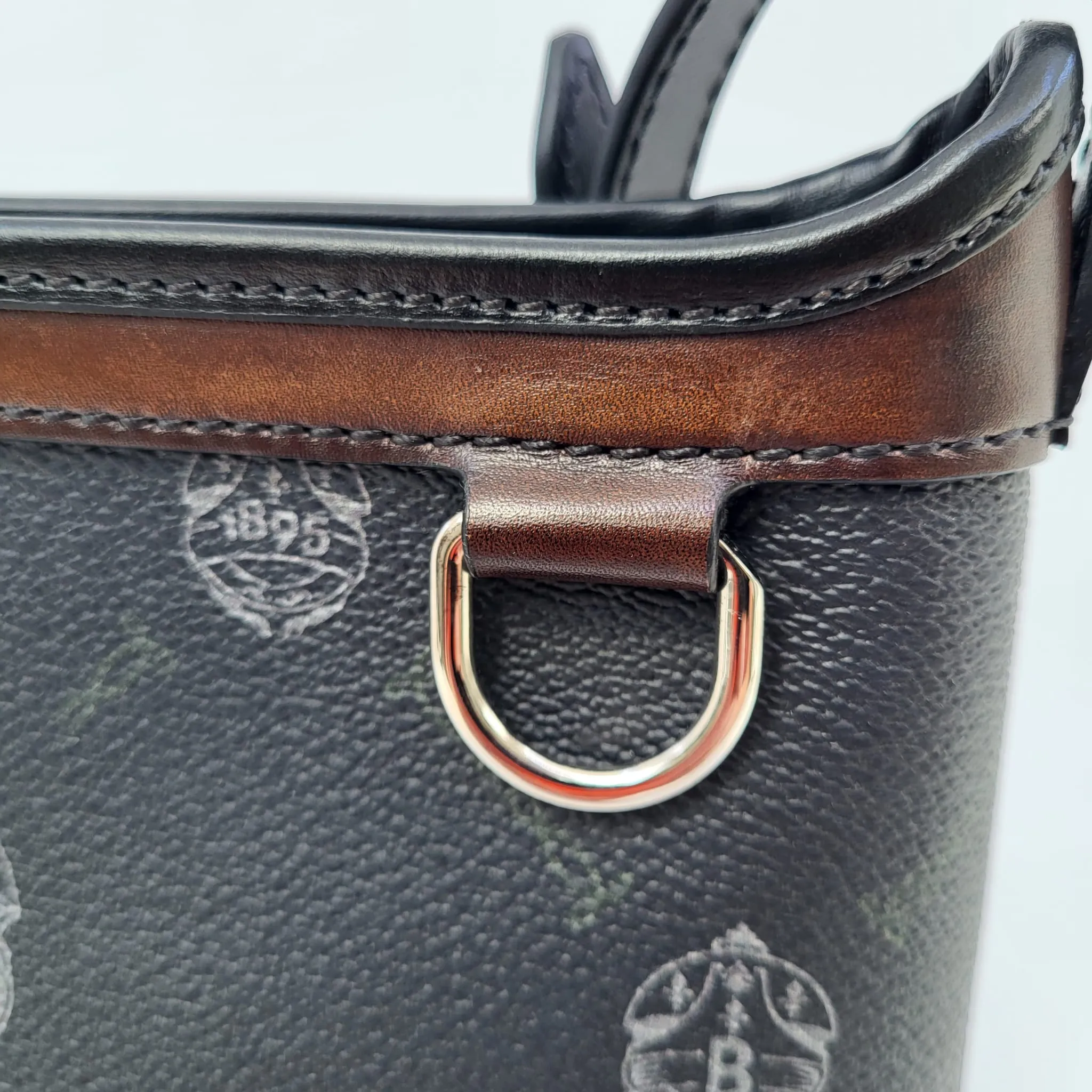 Escapade Messenger Bag