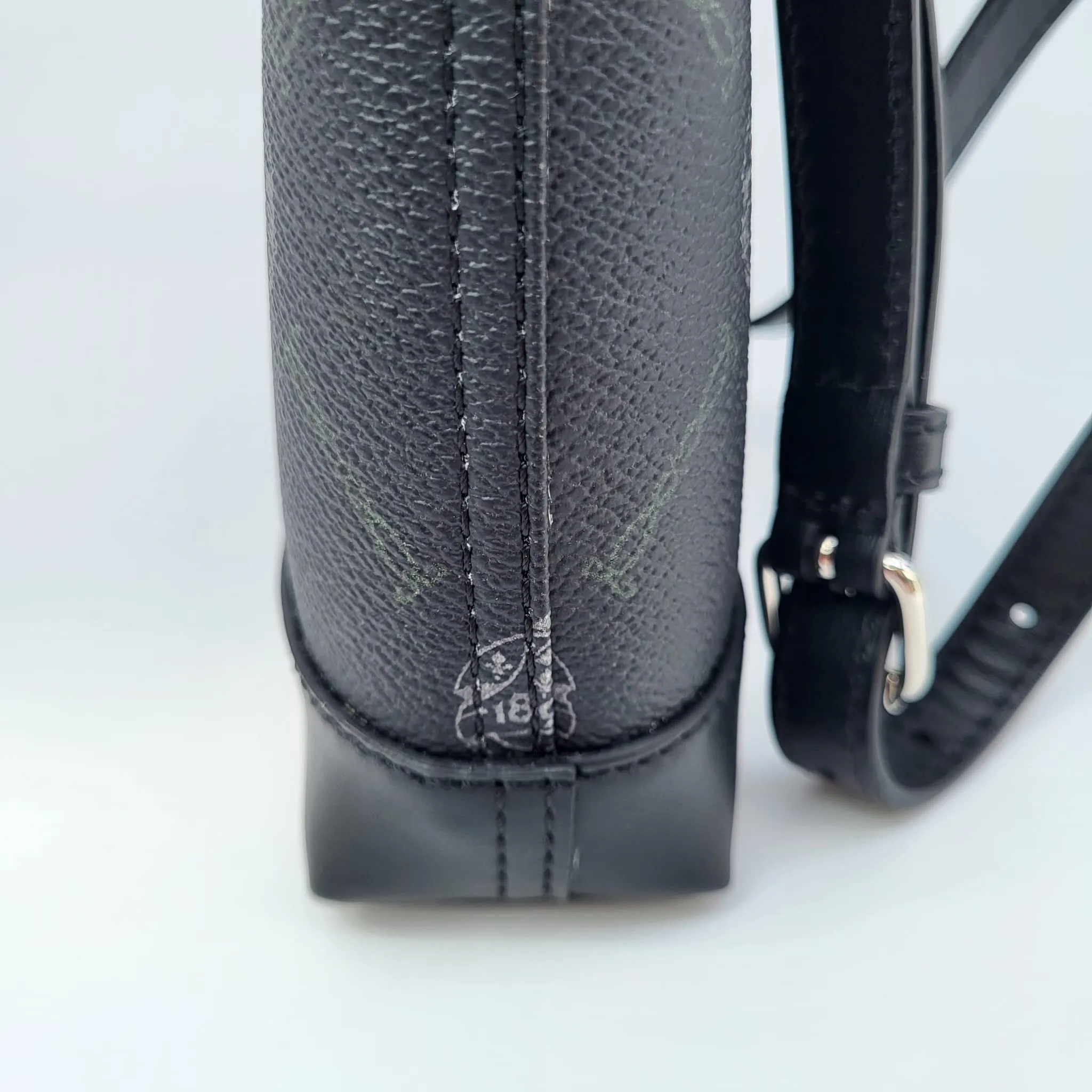 Escapade Messenger Bag