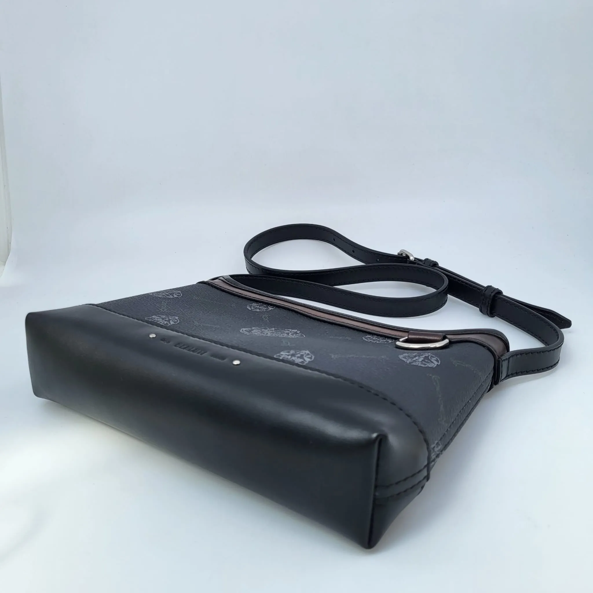 Escapade Messenger Bag