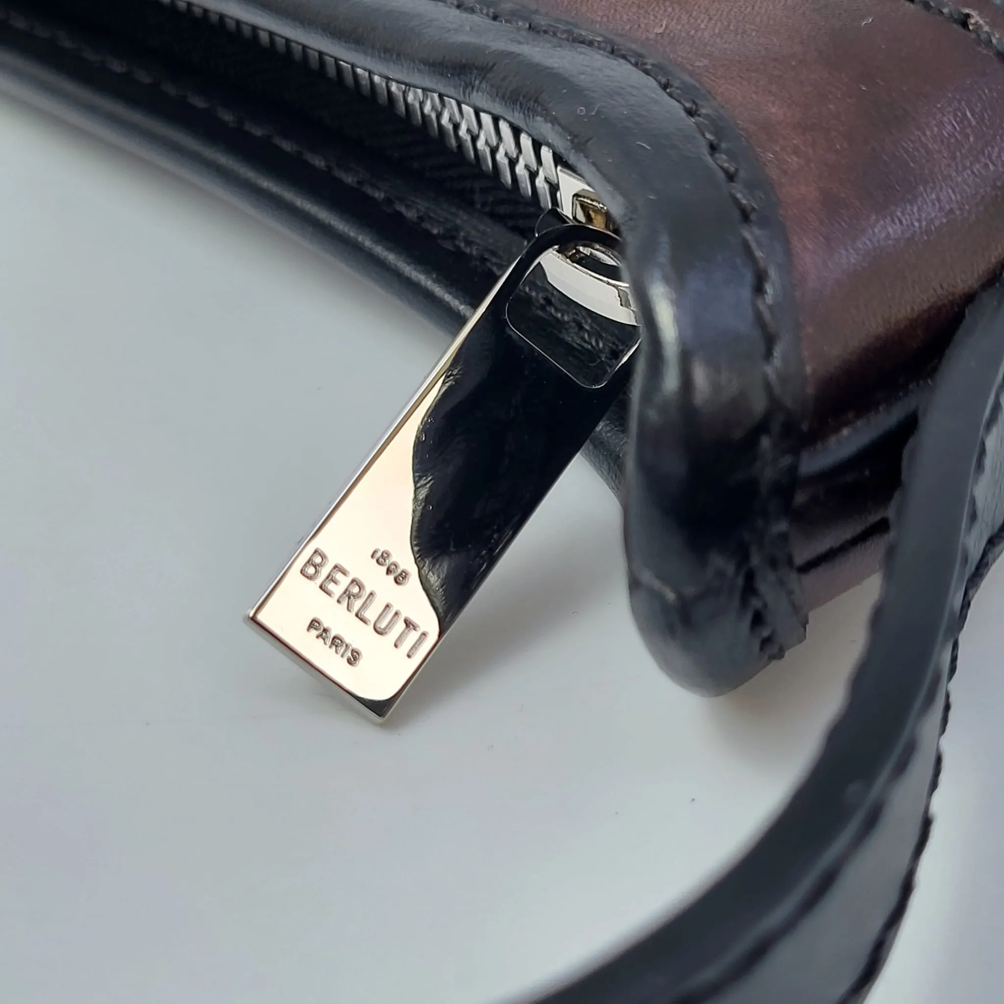 Escapade Messenger Bag