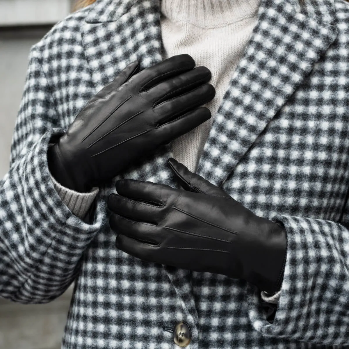 Francesca (black) - Italian lambskin leather gloves with white rabbit fur lining