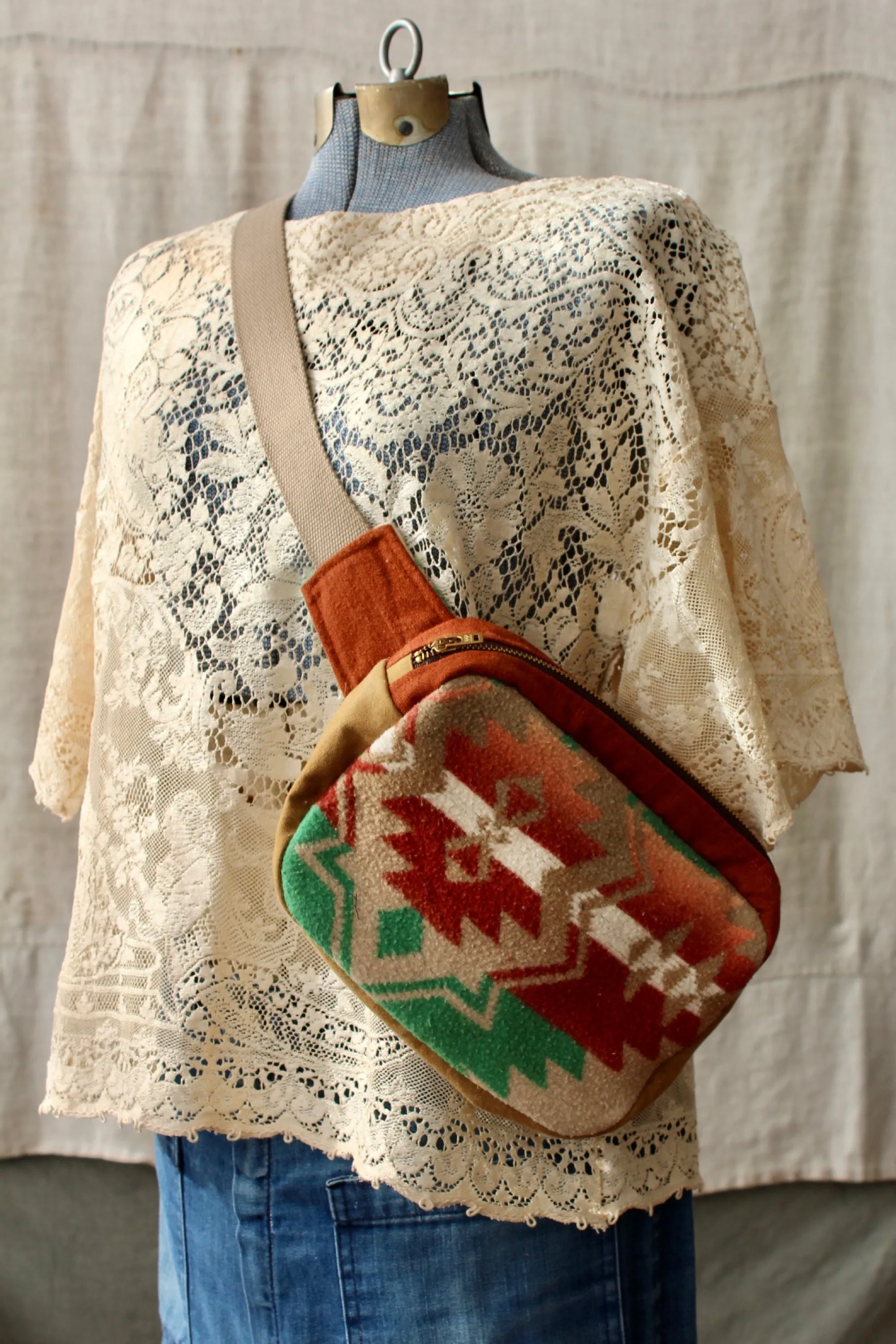 HF150 The Highlands Foundry Beacon Blanket Cross Body Bag