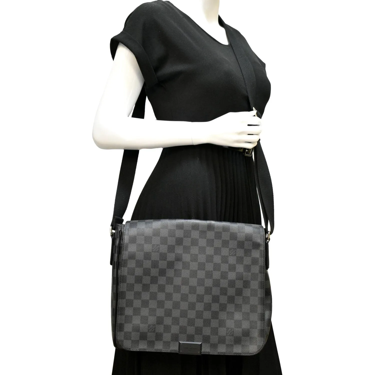 LOUIS VUITTON District MM Damier Graphite Messenger Bag Black