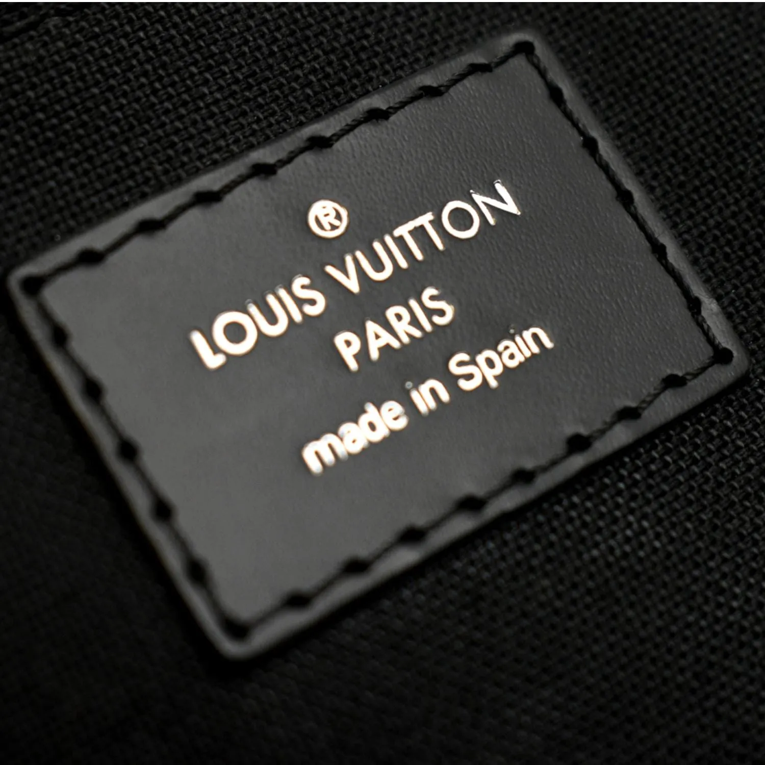 LOUIS VUITTON District MM Damier Graphite Messenger Bag Black