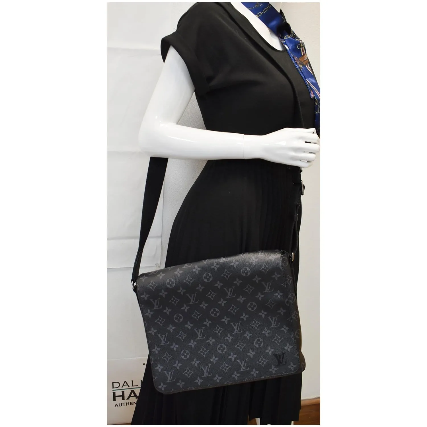 LOUIS VUITTON District MM Monogram Eclipse Messenger Bag Black