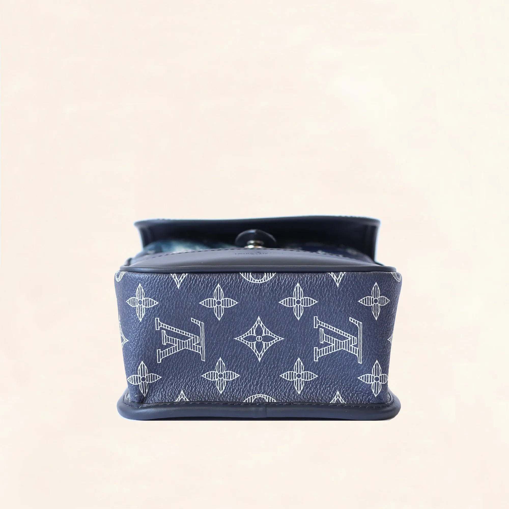 Louis Vuitton | Savane Monogram Chapman Messenger | BB