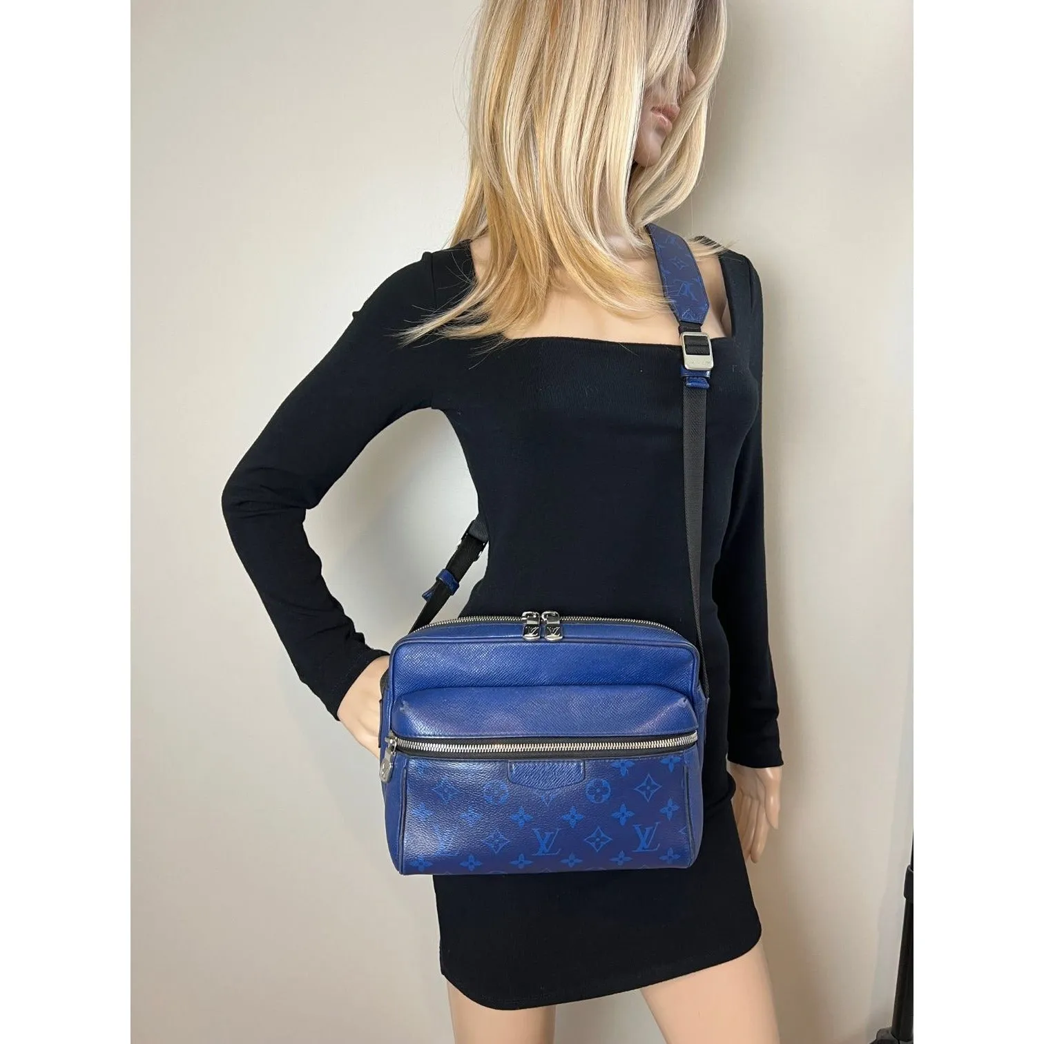 LOUIS VUITTON Taigarama Outdoor Blue Messenger Bag