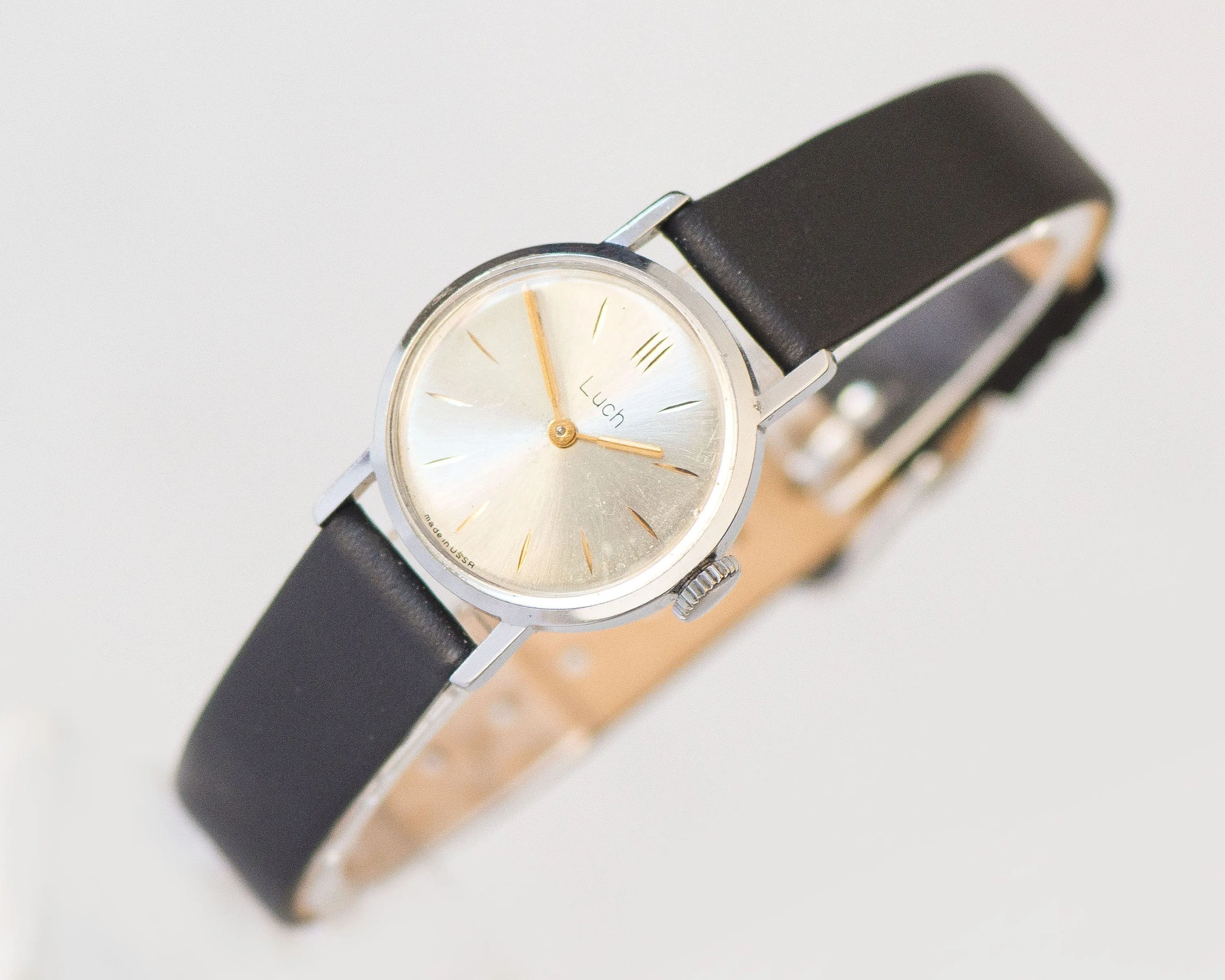 Mint condition women watch minimalist Ray, silver shade vintage lady wristwatch, classic women's watch retro gift, new genuine leather strap