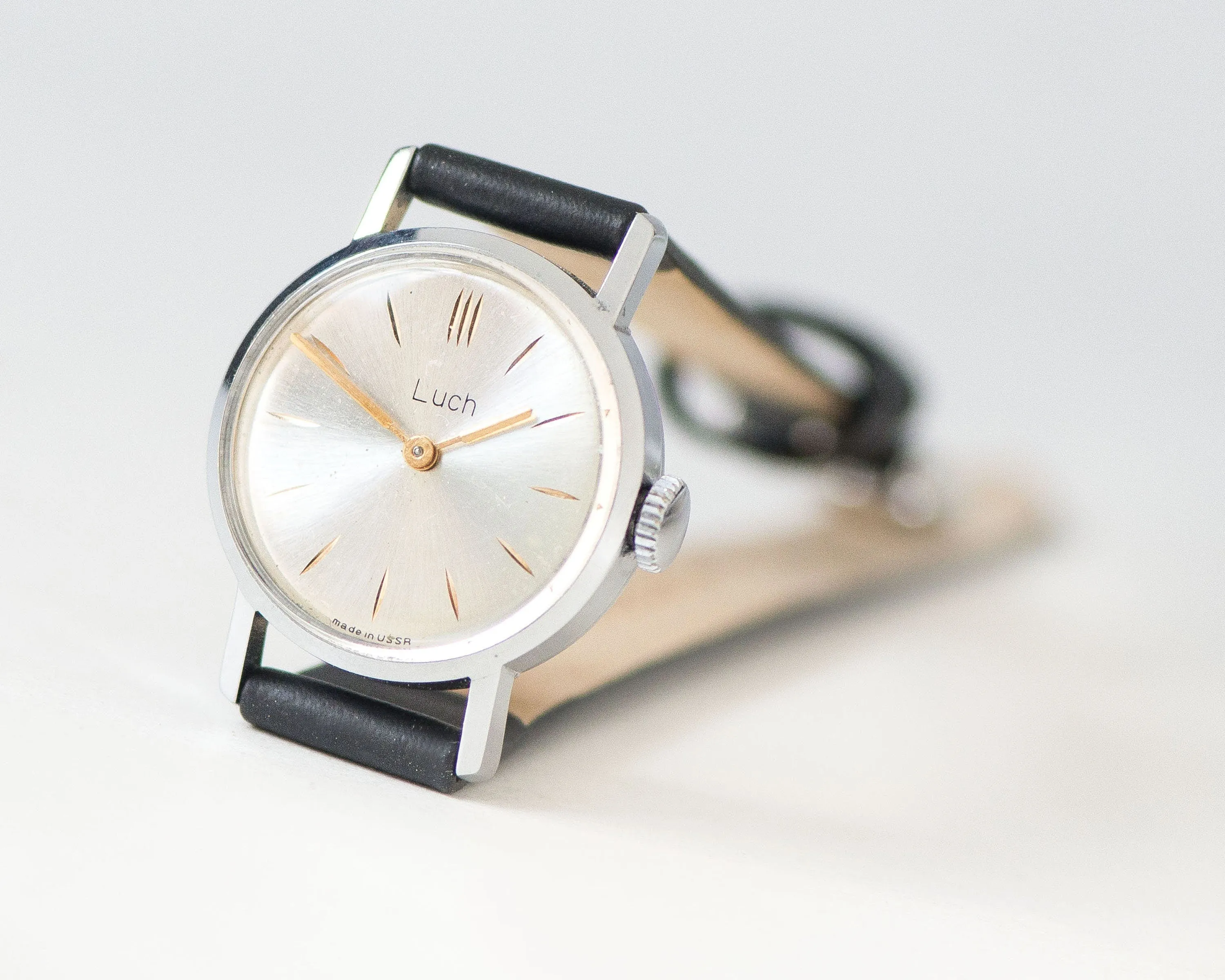 Mint condition women watch minimalist Ray, silver shade vintage lady wristwatch, classic women's watch retro gift, new genuine leather strap