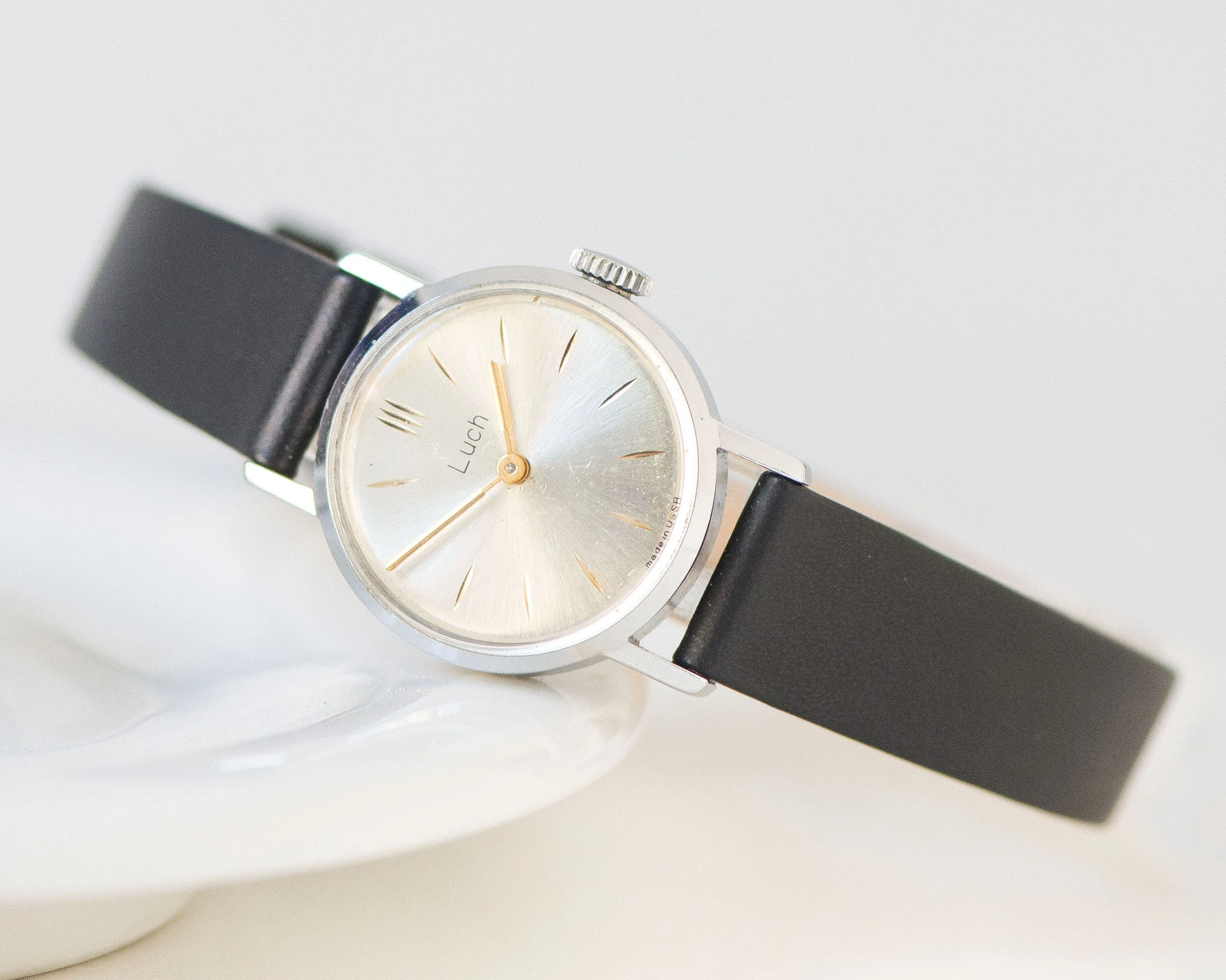 Mint condition women watch minimalist Ray, silver shade vintage lady wristwatch, classic women's watch retro gift, new genuine leather strap