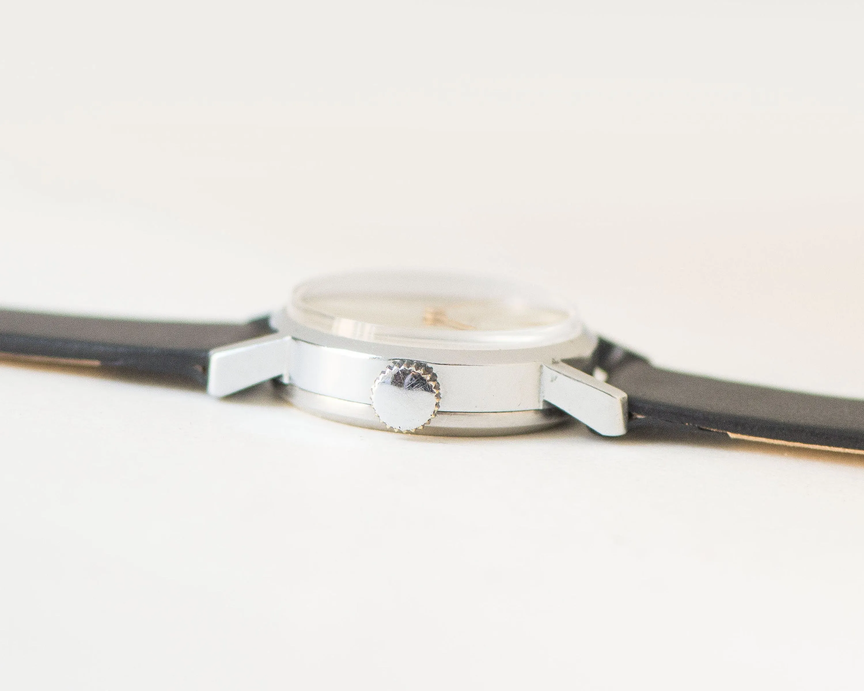 Mint condition women watch minimalist Ray, silver shade vintage lady wristwatch, classic women's watch retro gift, new genuine leather strap