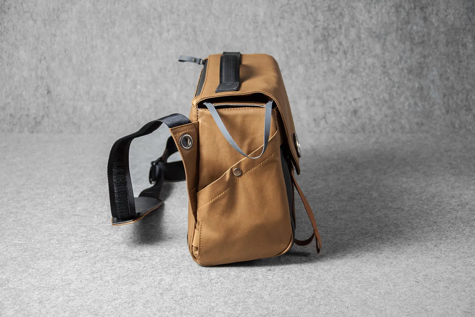 PHOTOGRAPHER MESSENGER - toffee