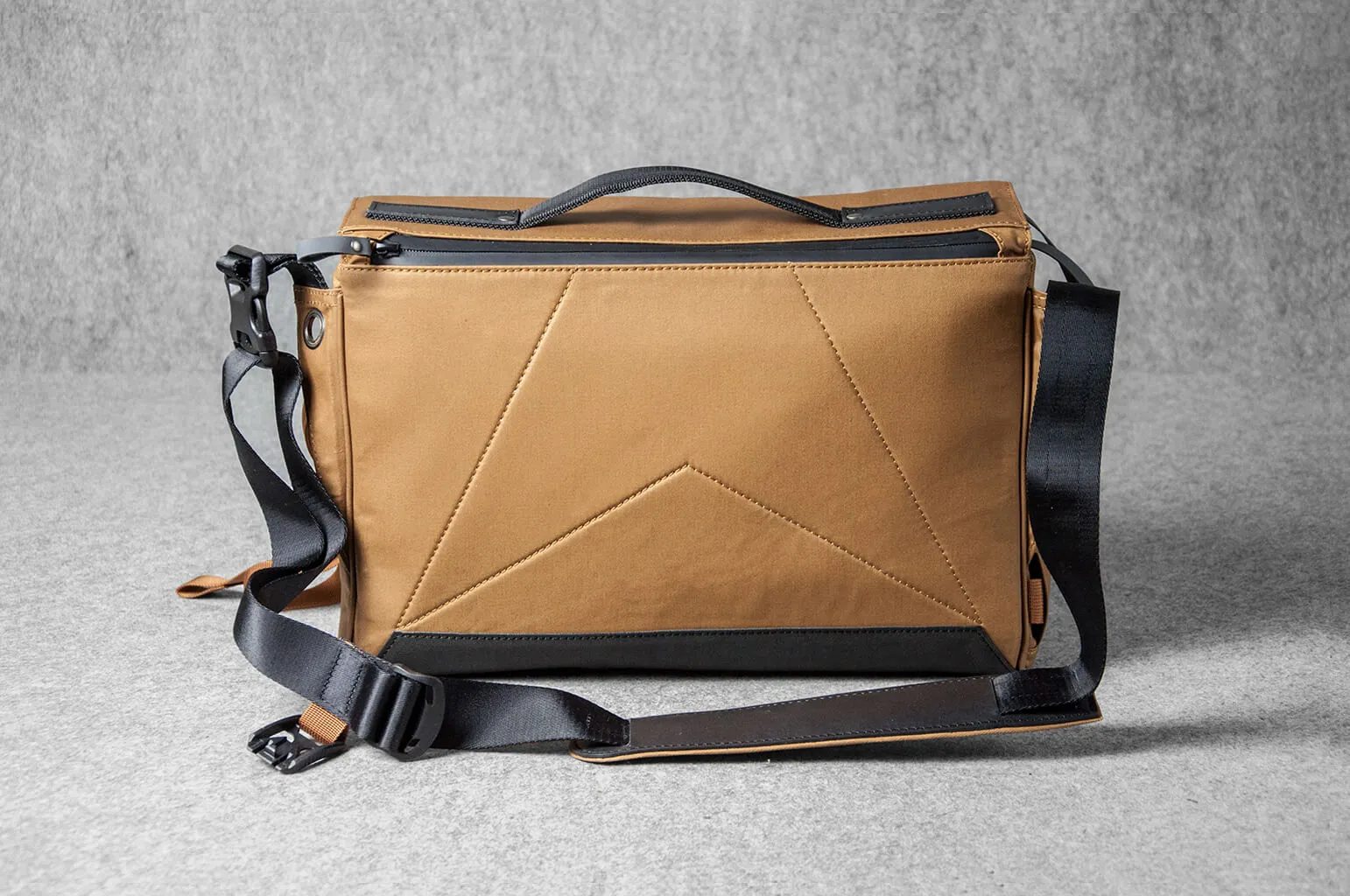 PHOTOGRAPHER MESSENGER - toffee