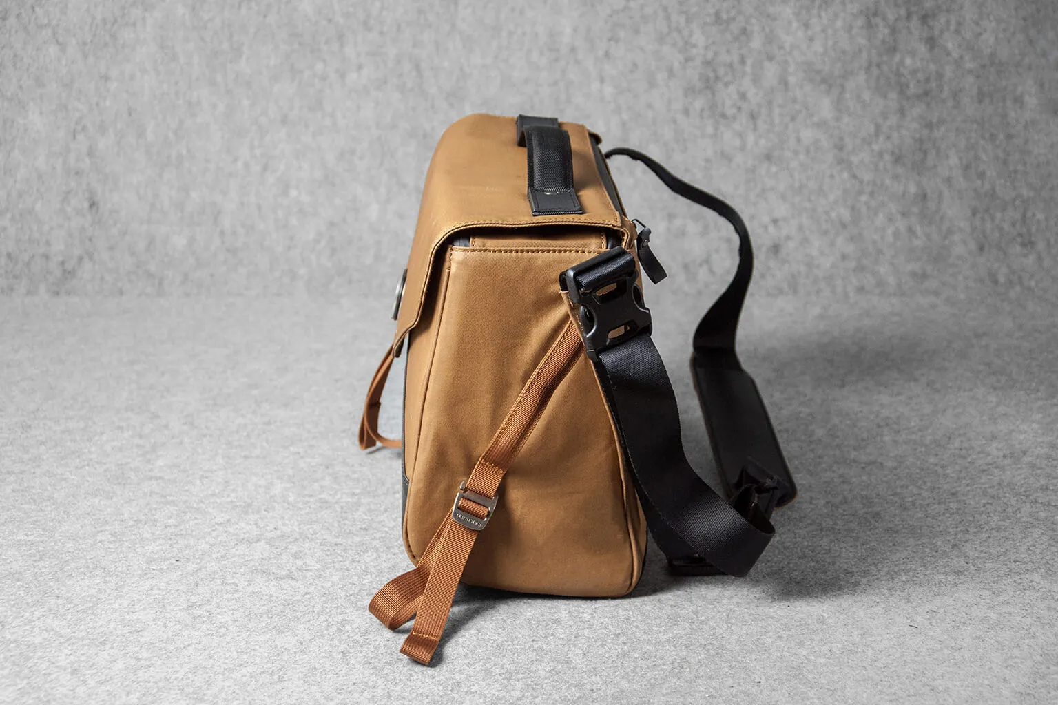 PHOTOGRAPHER MESSENGER - toffee
