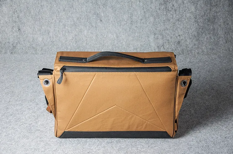 PHOTOGRAPHER MESSENGER - toffee