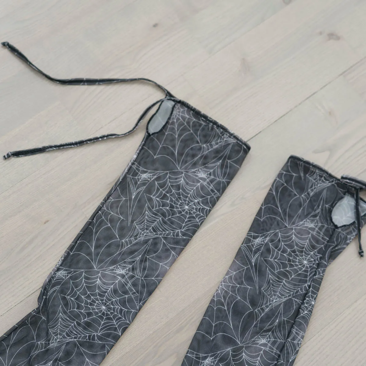 Spider's Lace Web Print Fingerless Gloves Sleeve Set