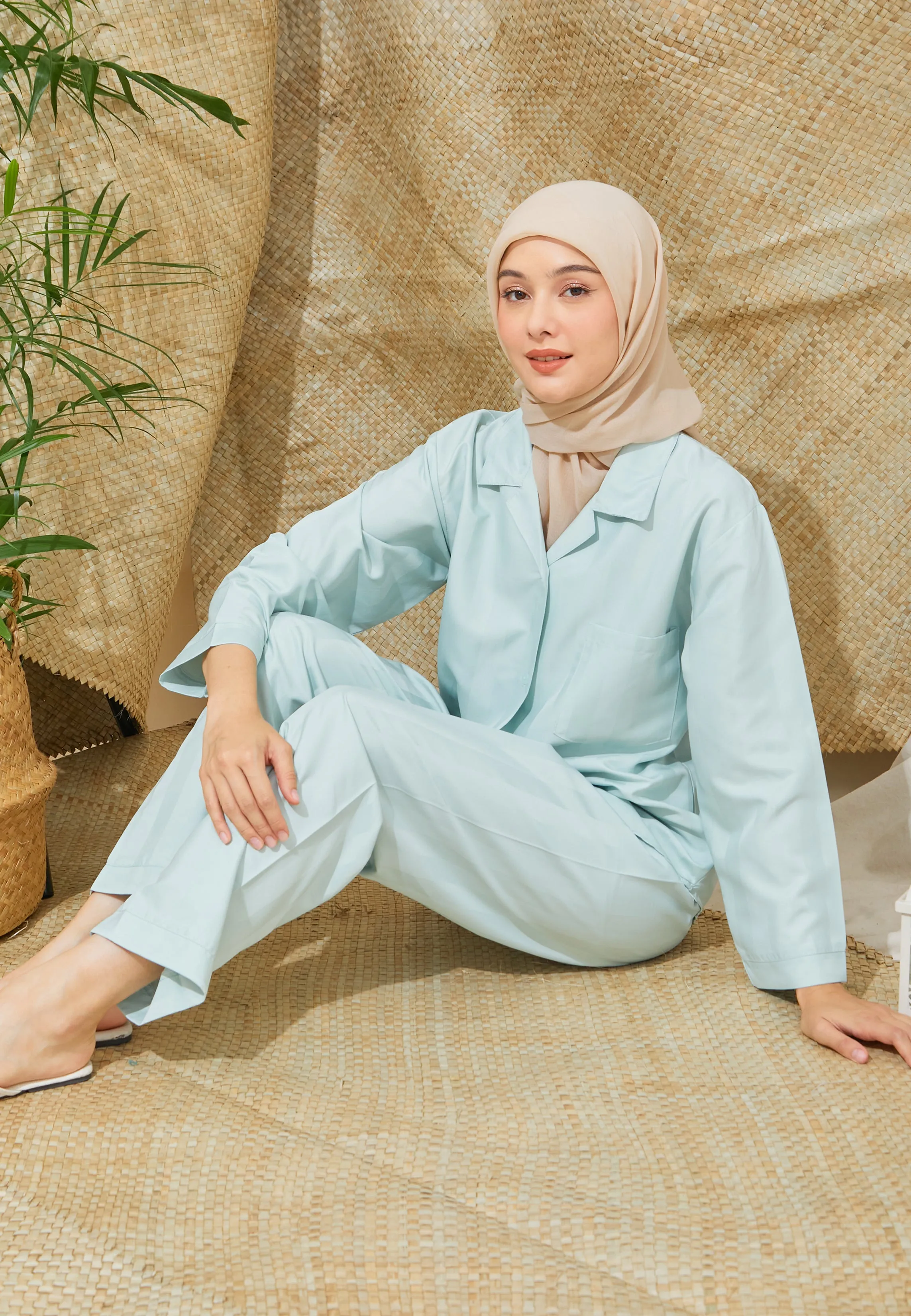 Women Dream in Silk Classic Style in Mint Green
