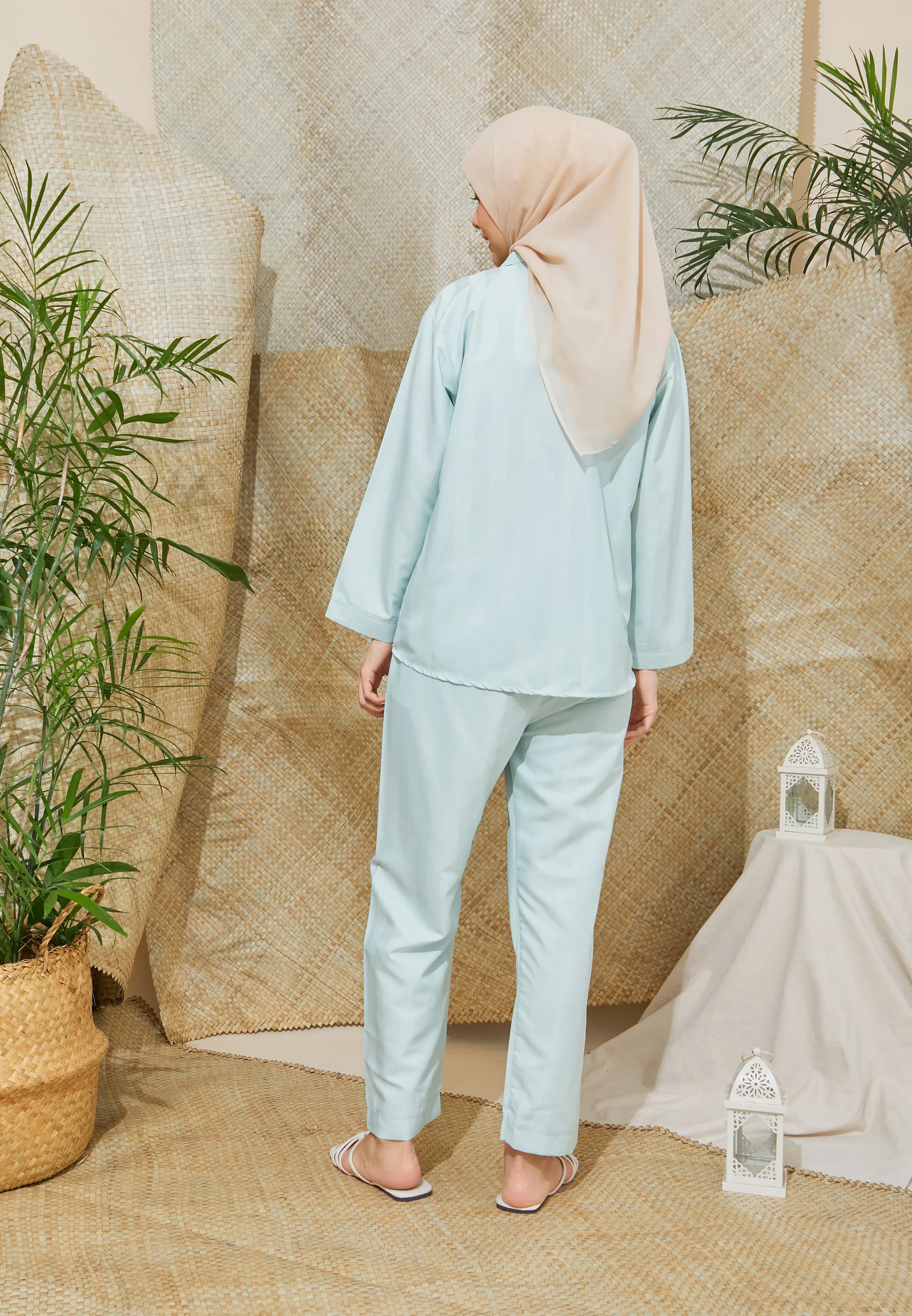 Women Dream in Silk Classic Style in Mint Green